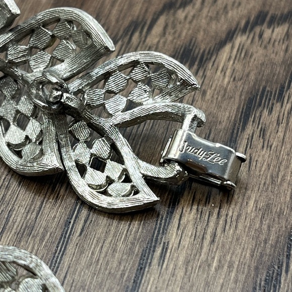 Silver Articulated Leaf Pattern Bracelet Signed Judy Lee fold over clasp closure - Picture 6 of 12